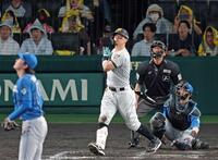 　９回、１３号ソロを放つ佐藤輝（撮影・立川洋一郎）