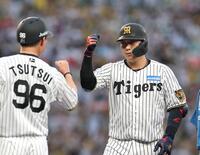 １回、大山（右）先制適時打を放ち筒井コーチとタッチする（撮影・山口登）