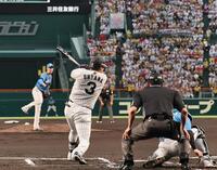 １回、右前へ適時打を放つ大山（撮影・田中太一）