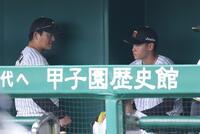 ２回を投げ終え、ベンチで久保田２軍投手チーフコーチ（左）の話を聞く早川（撮影・中田匡峻）