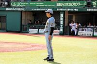 ポール際の判定に抗議する平田２軍監督
