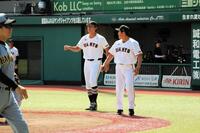 ホームランの判定が覆りベンチを飛び出す石井２軍監督と大田打撃コーチ