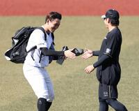 梅野（右）と握手をする小島（撮影・伊藤笙子）