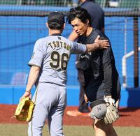 明大の先輩である筒井壮コーチ（左）にあいさつする岡（撮影・伊藤笙子）