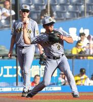 三塁でシートノックを受ける立石（撮影・西岡正）
