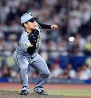 ３回、高橋は寺地の打球を捕球し一塁アウトにする（撮影・山口登）