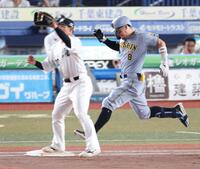 ８回、二塁への内野安打を放ち、一塁へ走る佐藤輝（一塁手・池田）＝撮影・伊藤笙子