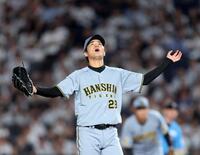 ５回、無失点に抑えベンチに戻る高橋（撮影・山口登）