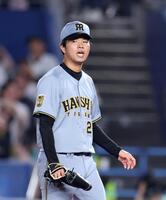 ８回一・三塁のピンチを無失点に抑えベンチに戻る高橋（撮影・山口登）