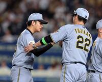 ６勝目を挙げた高橋（左）は藤川監督から祝福される（撮影・山口登）