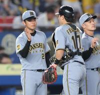 ロッテに勝利し、伏見（右）とタッチを交わす高橋（撮影・西岡正）