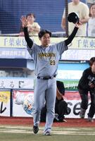 ８回無失点と好投し、試合後スタンドに手を振る高橋（撮影・伊藤笙子）
