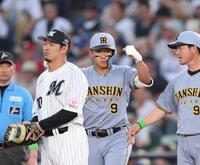 ２回、左前打を放ちベンチにポーズを送る立石（撮影・山口登）