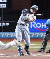 ８回、二塁への内野安打を放つ佐藤輝（撮影・伊藤笙子）