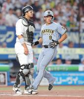 ２回、中野の二塁ゴロで生還する立石（撮影・西岡正）