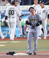 ５回、二邪飛に倒れ、首をかしげる森下（撮影・伊藤笙子）