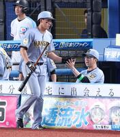 ２回、中野の二ゴロ間に先制のホームを踏んだ立石（左）とハイタッチする藤川監督（撮影・伊藤笙子）