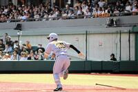 三回、左翼線への二塁打を放つ谷端