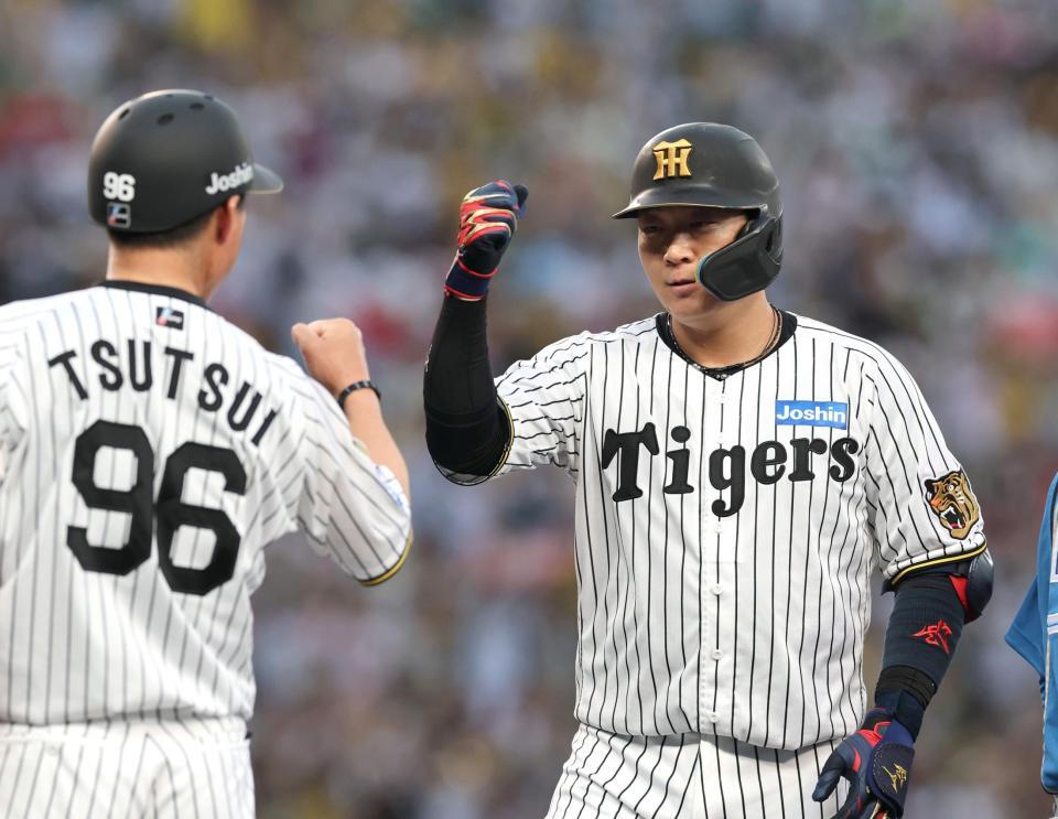 １回、大山（右）先制適時打を放ち筒井コーチとタッチする（撮影・山口登）