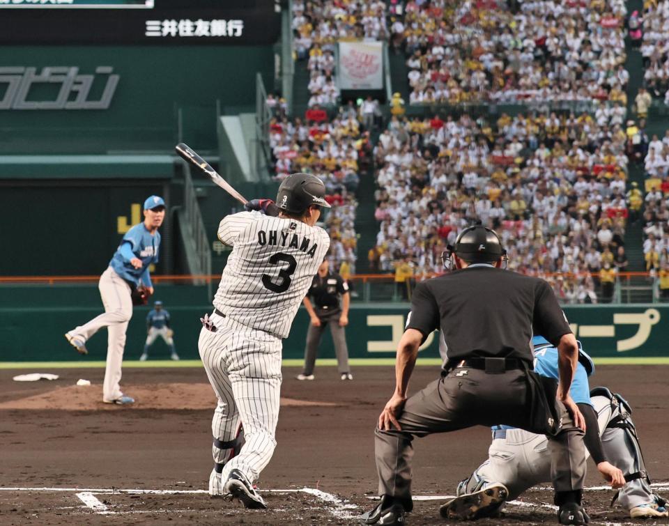 １回、右前へ適時打を放つ大山（撮影・田中太一）