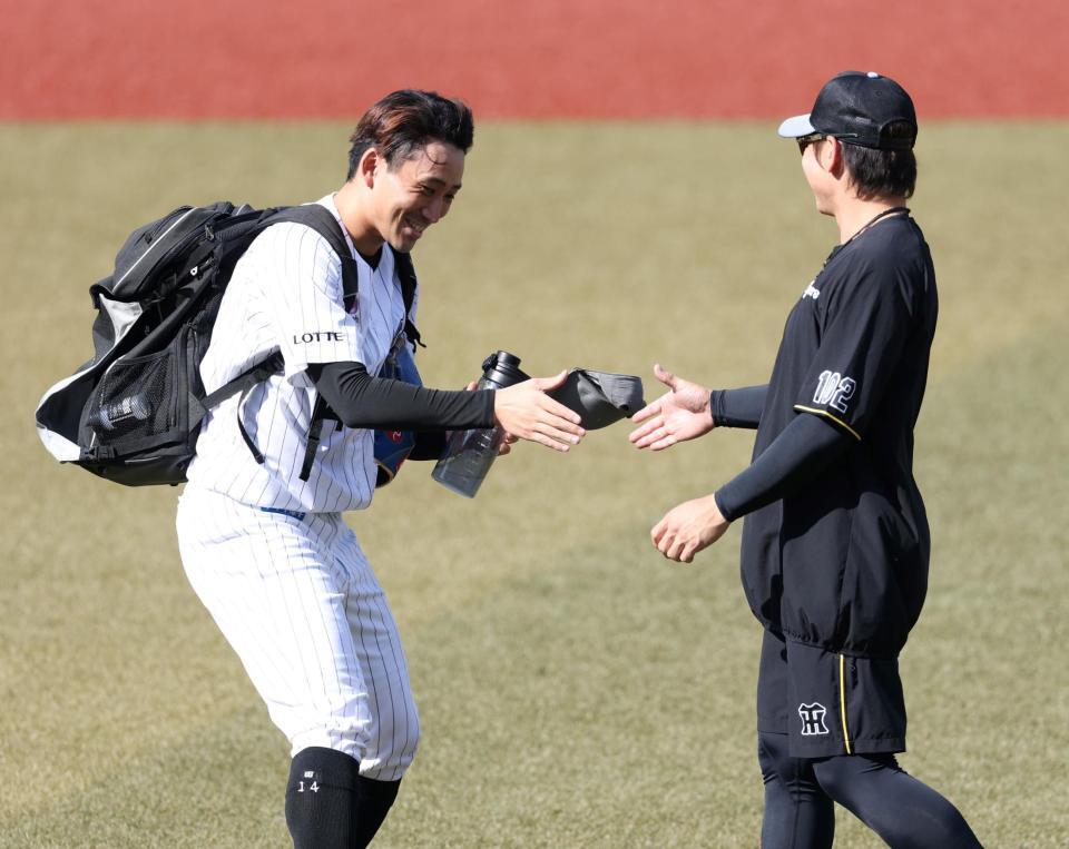 梅野（右）と握手をする小島（撮影・伊藤笙子）