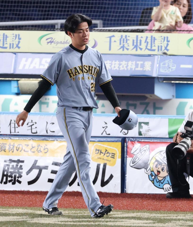 ヒーローインタビューへ向かう高橋（撮影・伊藤笙子）