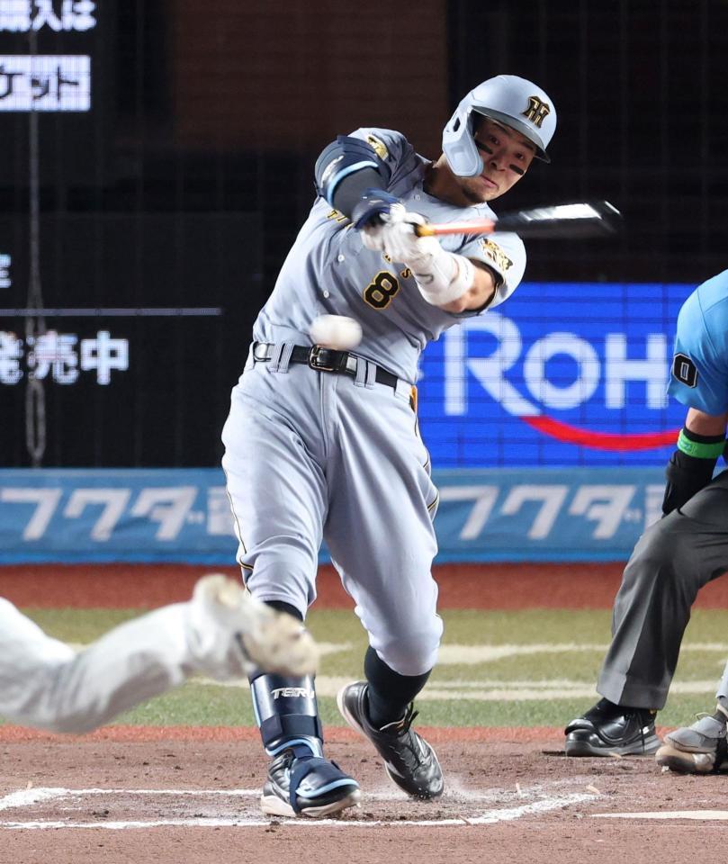 ８回、二塁への内野安打を放つ佐藤輝（撮影・伊藤笙子）