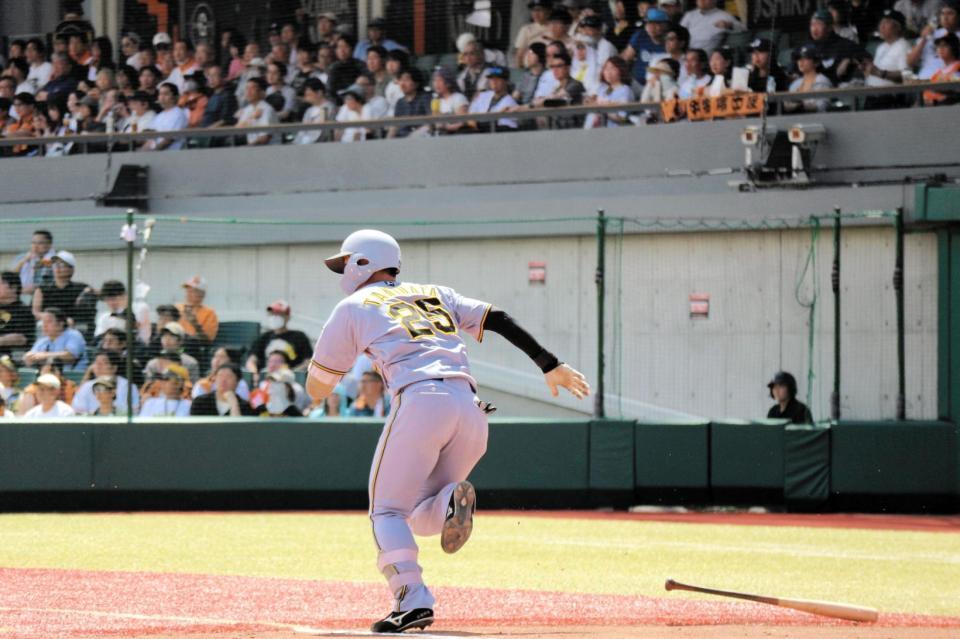 三回、左翼線への二塁打を放つ谷端