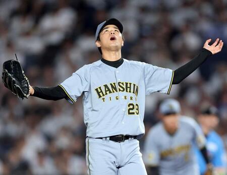 ５回、無失点に抑えベンチに戻る高橋（撮影・山口登）