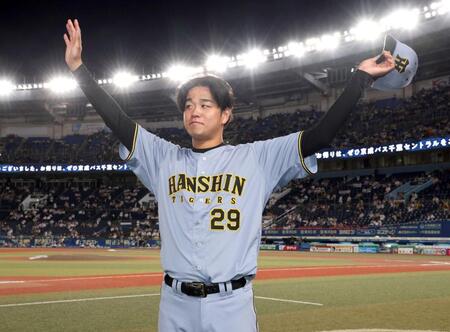 高橋はヒーローインタビューを終え、ファンの声援に応える（撮影・山口登）