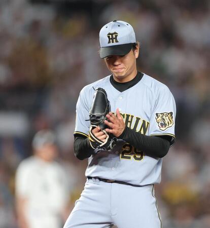 ８回、小川を二塁ゴロに打ち取り、グラブをたたく高橋（撮影・西岡正）