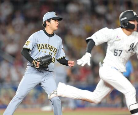 ８回、小川を二塁ゴロに打ち取る高橋（撮影・西岡正）