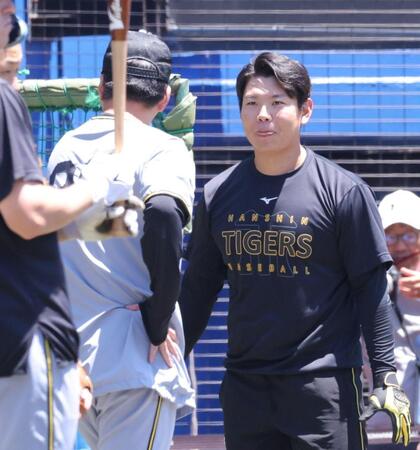 打撃練習中、藤川監督（左）と話す嶋村（撮影・西岡正）