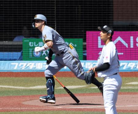 １回、唐川（手前）から右越えソロを放つ佐藤輝（撮影・伊藤笙子）