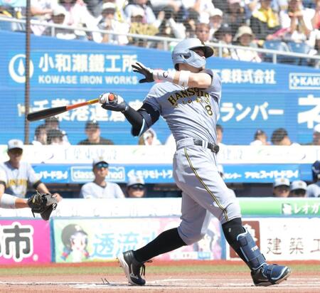 １回、右越えに先制ソロを放つ佐藤輝（撮影・西岡正）