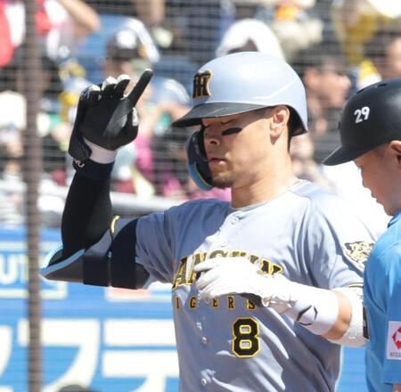 １回、先制ソロを放ち、生還する佐藤輝（撮影・西岡正）