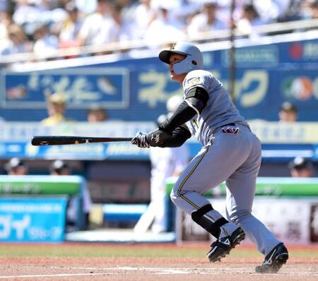 ３回、左越えに勝ち越し２ランを放つ森下（撮影・山口登）