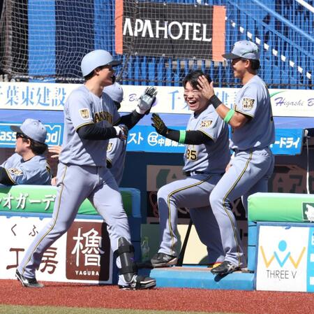 ３回、左越え２ランを放ち、嶋村（中央）、立石（右）に迎えられる森下（撮影・伊藤笙子）