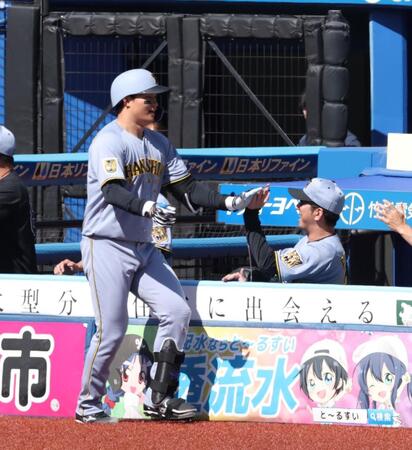 ３回、左越え２ランを放った森下（左）とハイタッチする藤川監督（撮影・伊藤笙子）