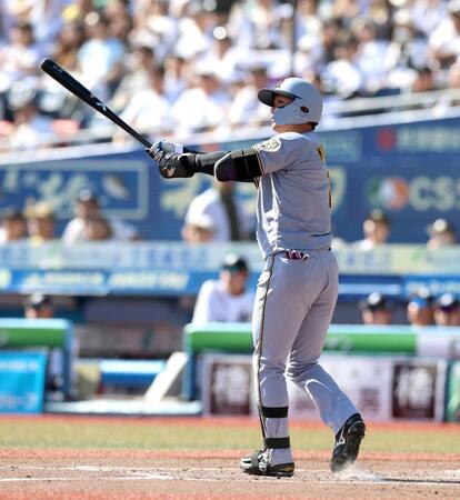 ５回、左越えにソロを放つ森下（撮影・山口登）