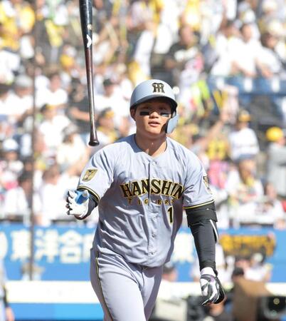 ５回、ソロを放ち、バットを投げる森下（撮影・西岡正）