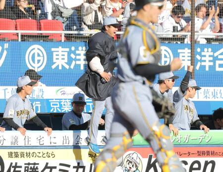 勝利の瞬間、ベンチからジャンプする村上（中央）＝撮影・西岡正