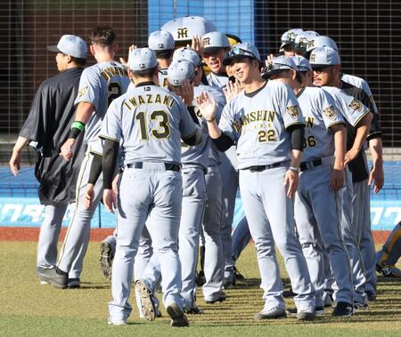 好リリーフを見せた岩崎（左）と勝利のハイタッチをする藤川監督（撮影・伊藤笙子）