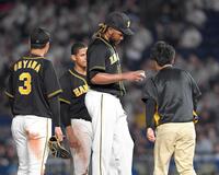 　交流戦ロッテ戦で９回に同点を許し、肩を落とすドリス＝１９年６月６日