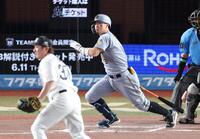 ８回、小野（手前）から二塁への内野安打を放つ佐藤輝（撮影・伊藤笙子）