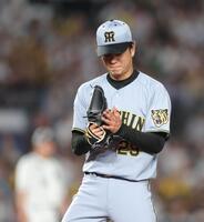 ８回、小川を二塁ゴロに打ち取り、グラブをたたく高橋（撮影・西岡正）