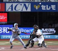 ２回、初球でセーフティーバントを仕掛けるも三飛に倒れる福島＝２９日