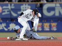 ７回、盗塁を決める福島（撮影・山口登）