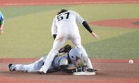 ７回、伏見の打席で二盗を決めた福島（二塁手・小川）＝撮影・伊藤笙子