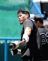 打撃練習に向け準備する佐藤輝（撮影・山口登）